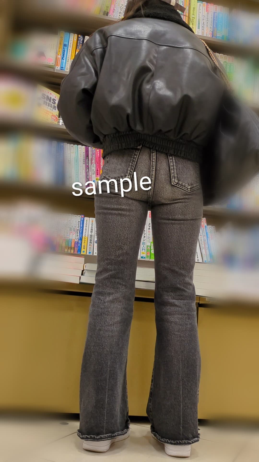 082 本屋にいたクールな黒デニムお姉さんの着衣尻