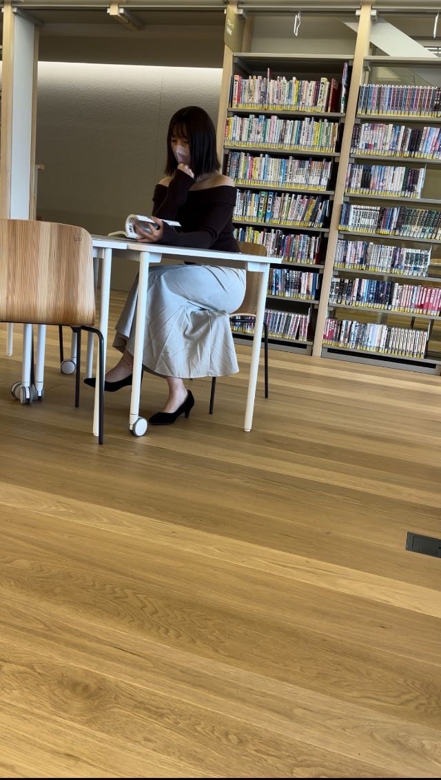 豊満で秀才風な美人奥様の図書館訪問