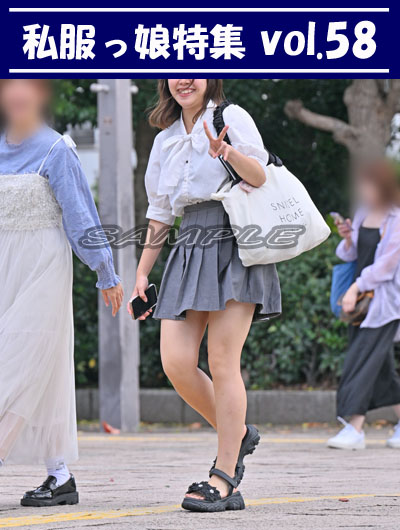 私服っ娘特集 vol.58：白のブラウスにミニスカートを履いたモデルさん。笑顔でピースサインをありがとう♪他、多数収録！
