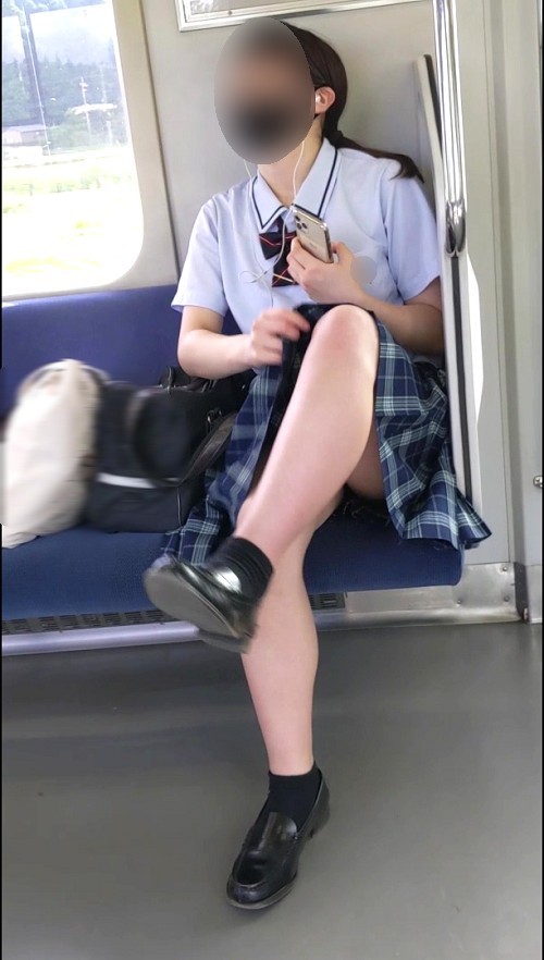 【再販】電車対面4 一瞬お股を見せてくれた色白美人制服女子