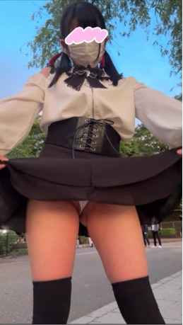 マスク外し♡完全顔出し♡超超ミニスカ地雷系でぱんちら＆胸ちら散歩♡