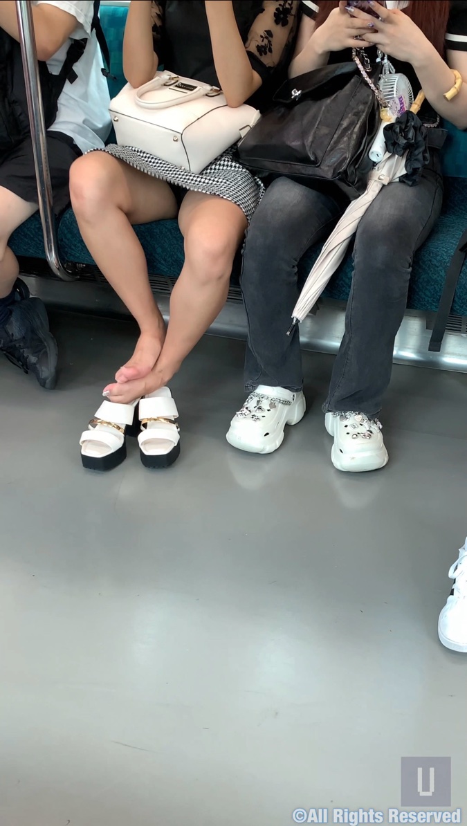 足癖の悪い女の子